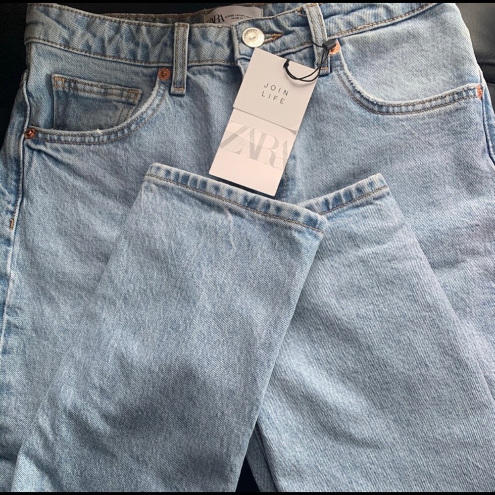Zara high rise ankle lenght MOM JEANS (SIZE 4)